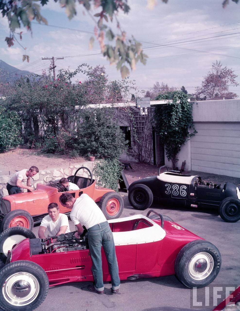 Hot rodien rakentajia vuoden 1950 Kaliforniassa.