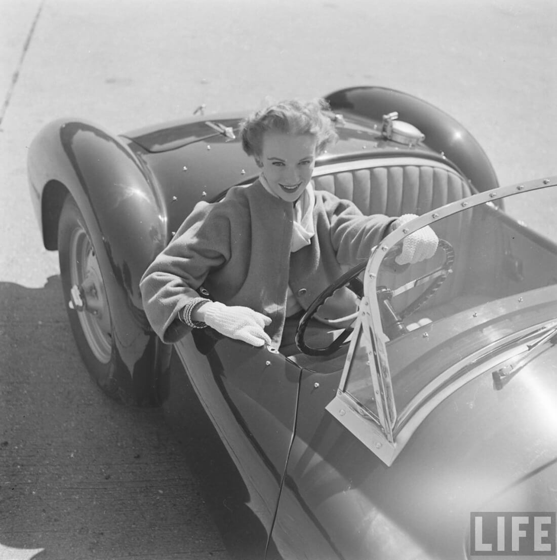 Nainen 1952 Frazer Nash Mille Miglian ratin takana