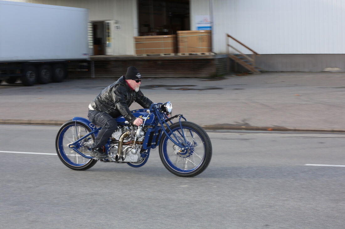 Anders Lundberg ajaa 1920 Indian Super Scout moottoripyörällä