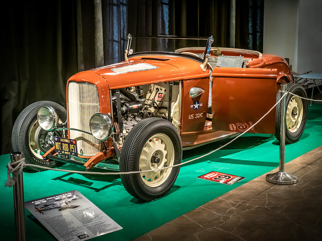 1932 Ford rodi Mustang P51 hävittäjälentokoneen osilla