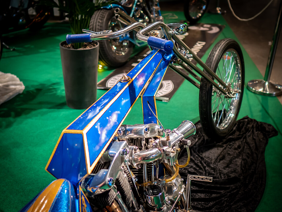Kapea sininen custom-pyörän polttoainetankki