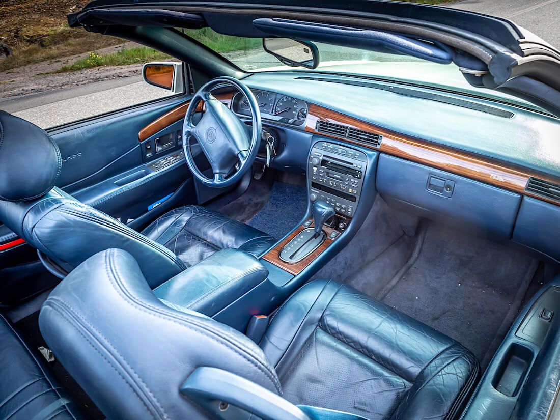 1998 Cadillac Eldorado ETC sininen nahka-jalopuusisusta