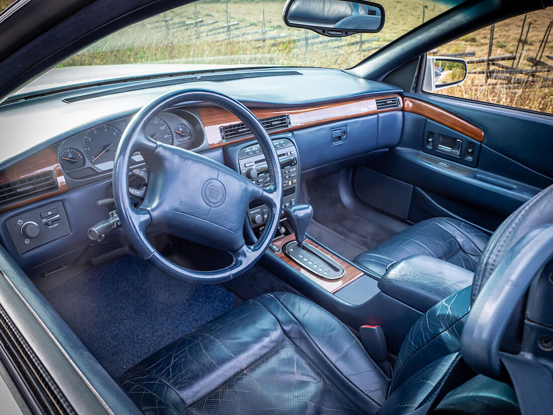 1998 Cadillac Eldorado ETC sininen nahkasisusta