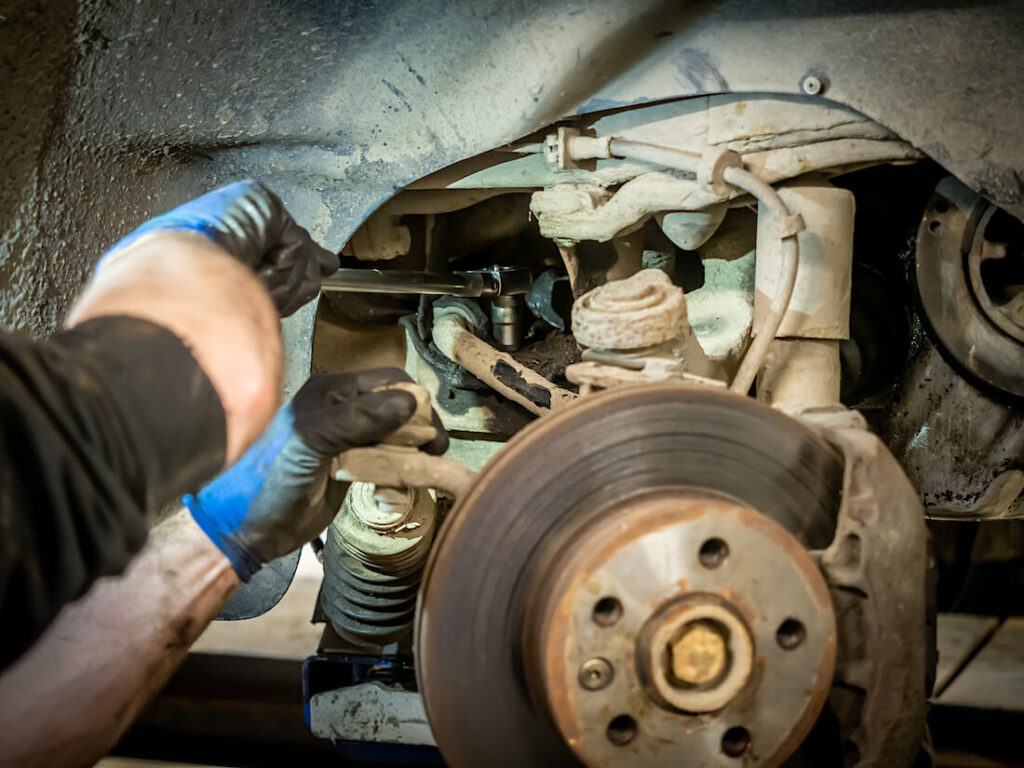 VW T4 kallistuksenvaimentimen tangon saranapuslien irrotus