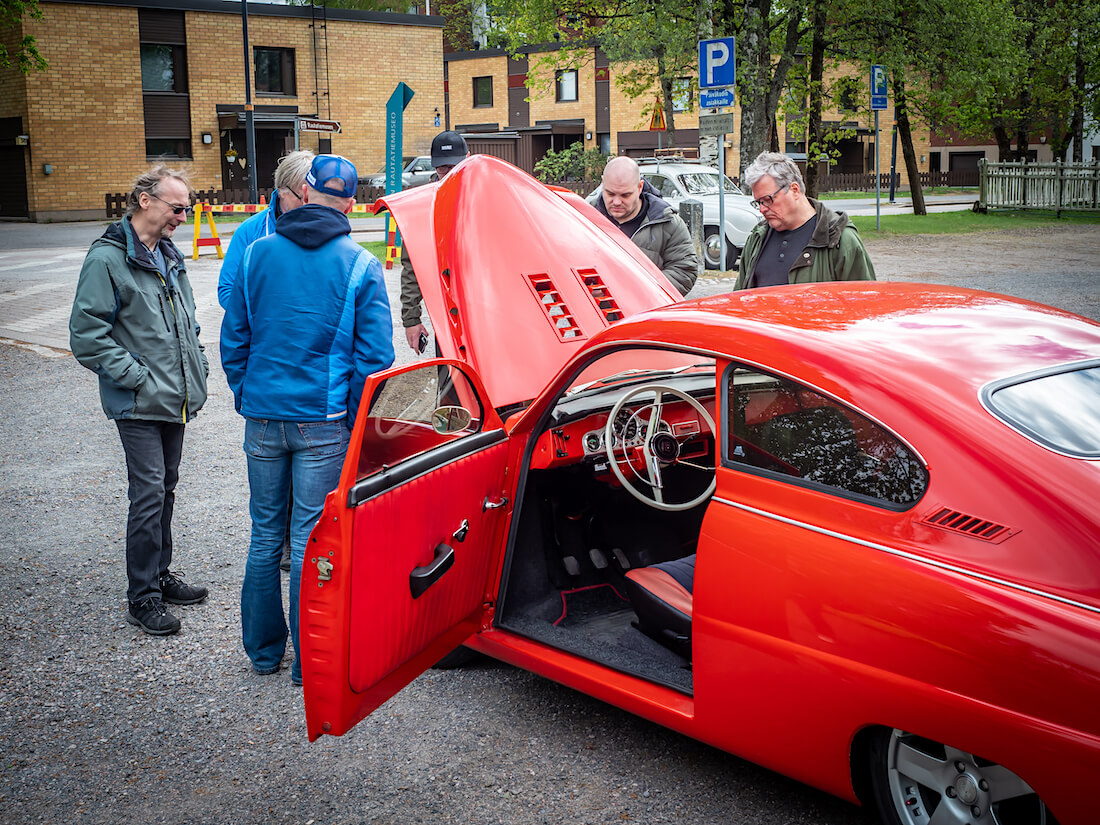 Erkki Partanen esittelee rakentamaansa coupe Saab 96 autoa