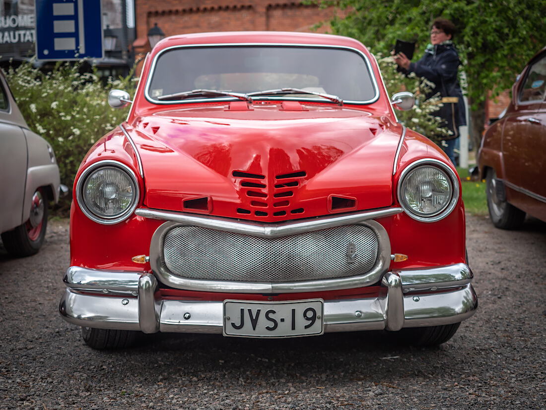 Punainen 1976 Saab 96 Custom Coupe edestä