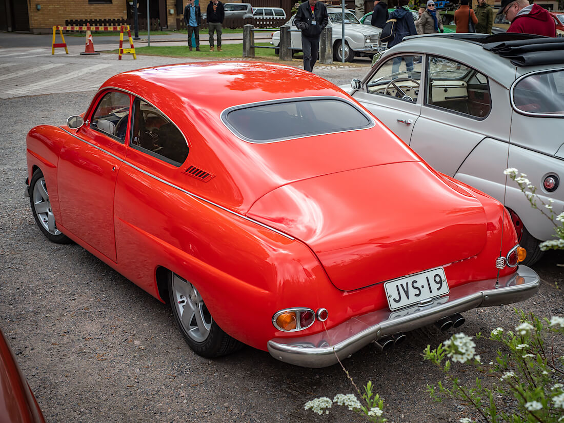 Punainen 1976 Saab 96 Custom Coupe takaa