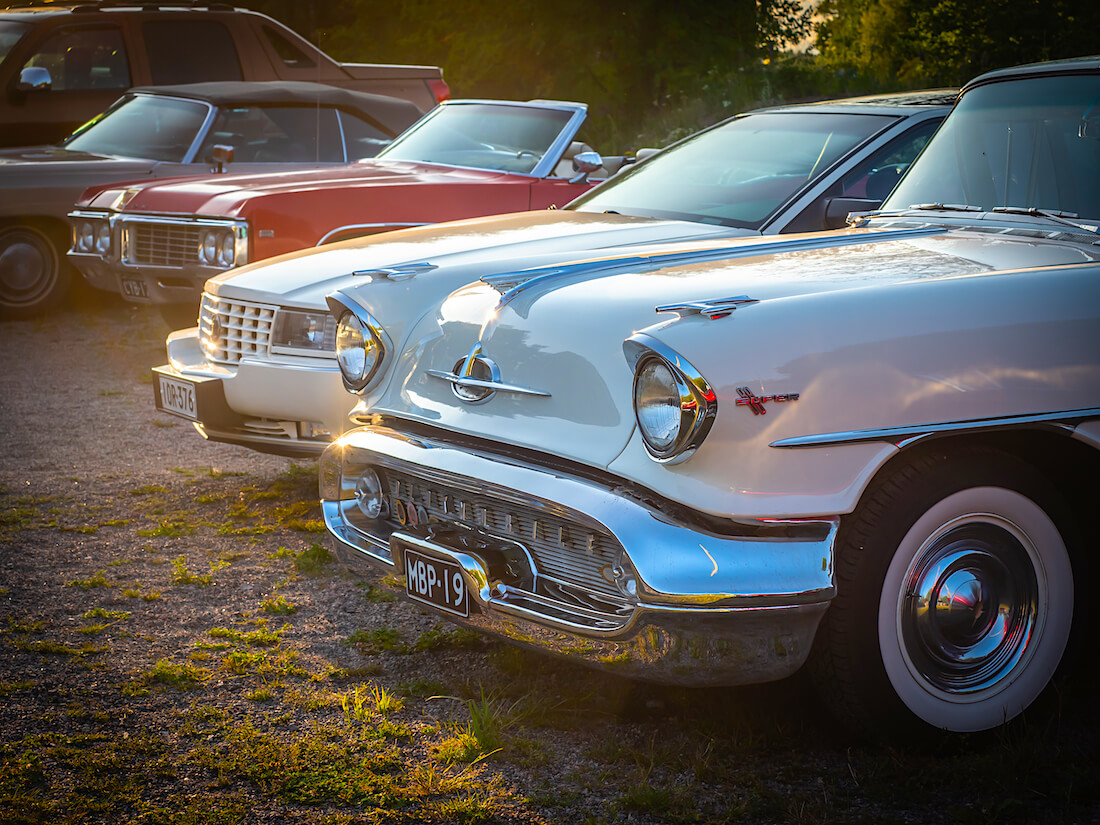 1957 Oldsmobile Super ilta-auringossa