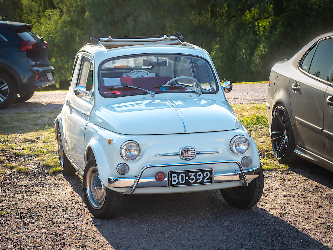 Valkoinen 1963 Fiat 500D aurinkokatolla