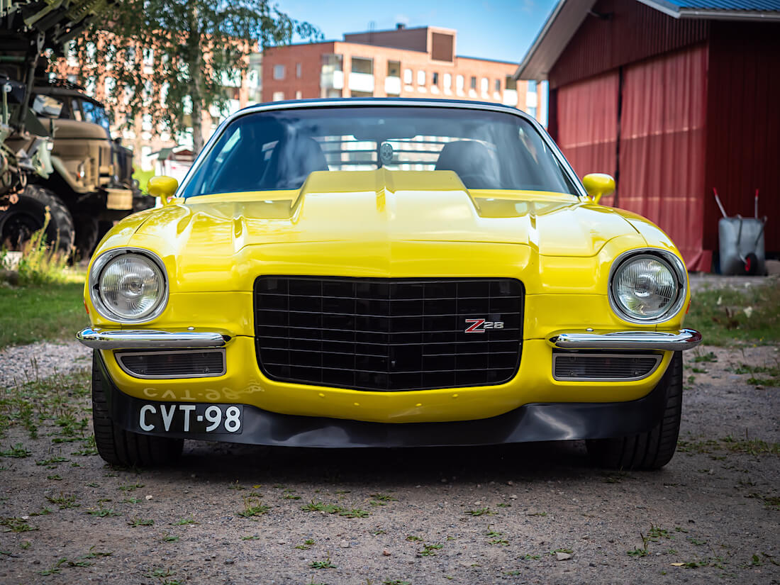 Keltainen 1972 Chevrolet Camaro edestä