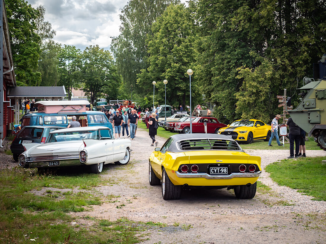 Keltainen 1972 Chevrolet Camaro Tuusulan juhla-ajoissa