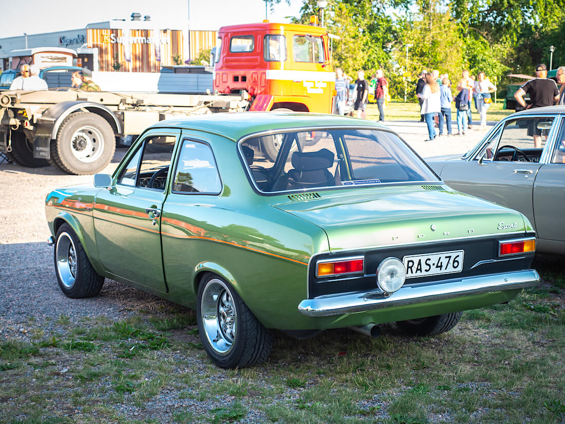 Vihreä 1974 Ford Escort 1300 Sport takaa