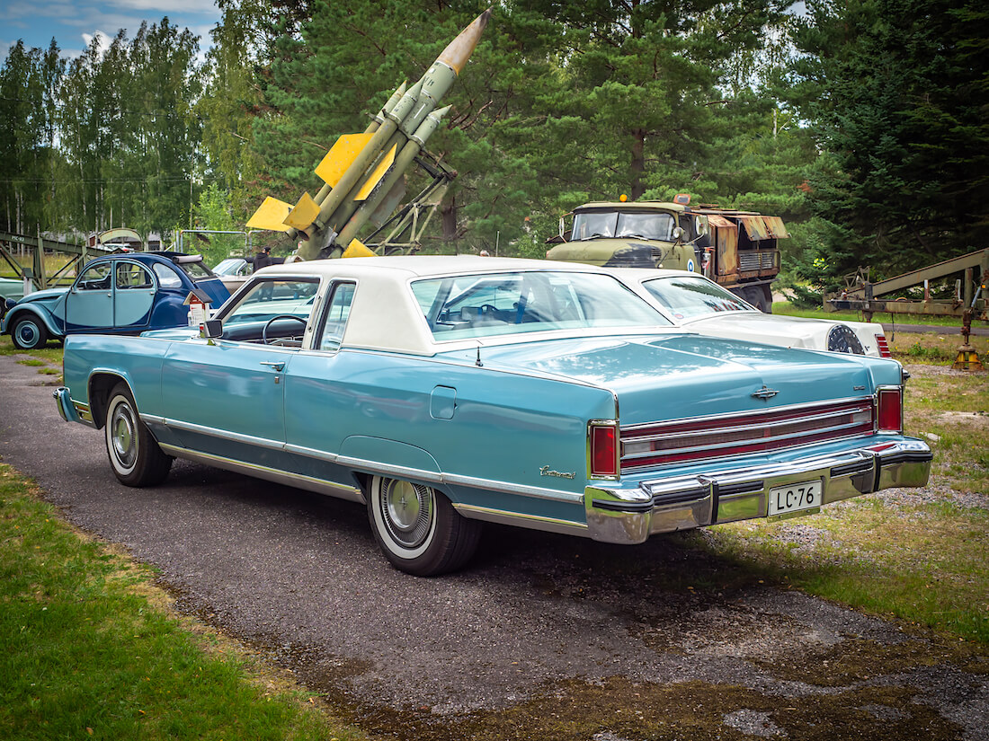 1976 Lincoln Continental Town Coupe takaa