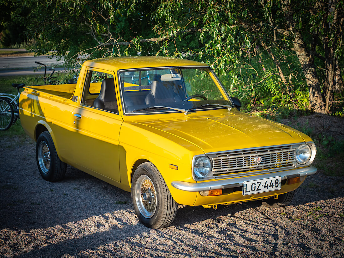 Keltainen 1977 Toyota Timangi pickup