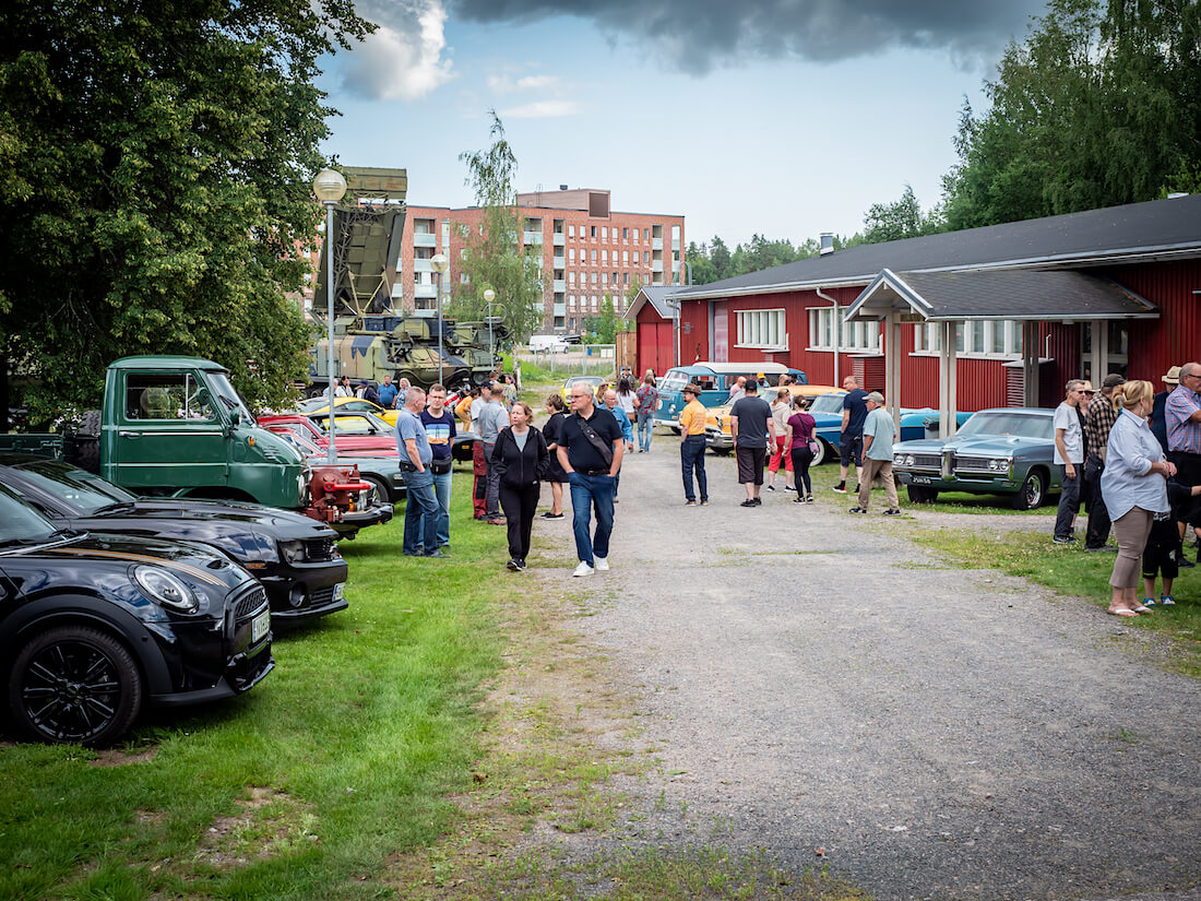 Vanhoja autoja Ilmatorjuntamuseolla