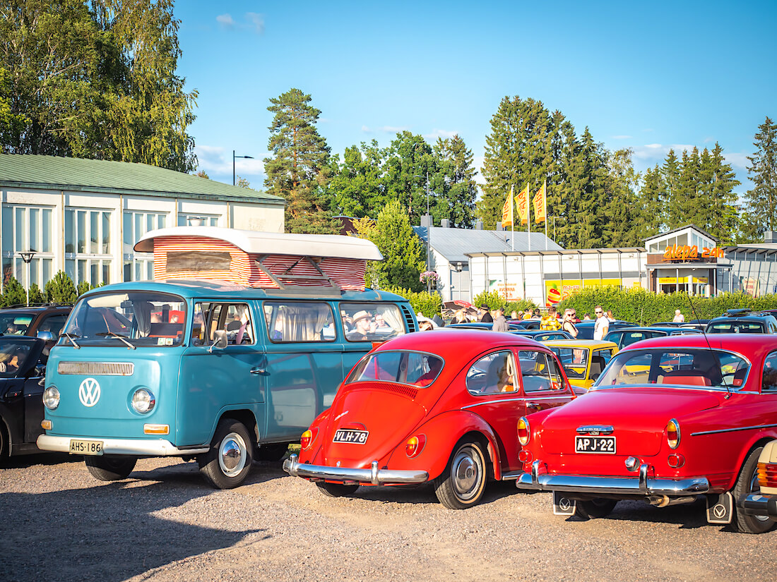 Autoja Kellokosken kentällä Tuusulan juhla-ajoissa