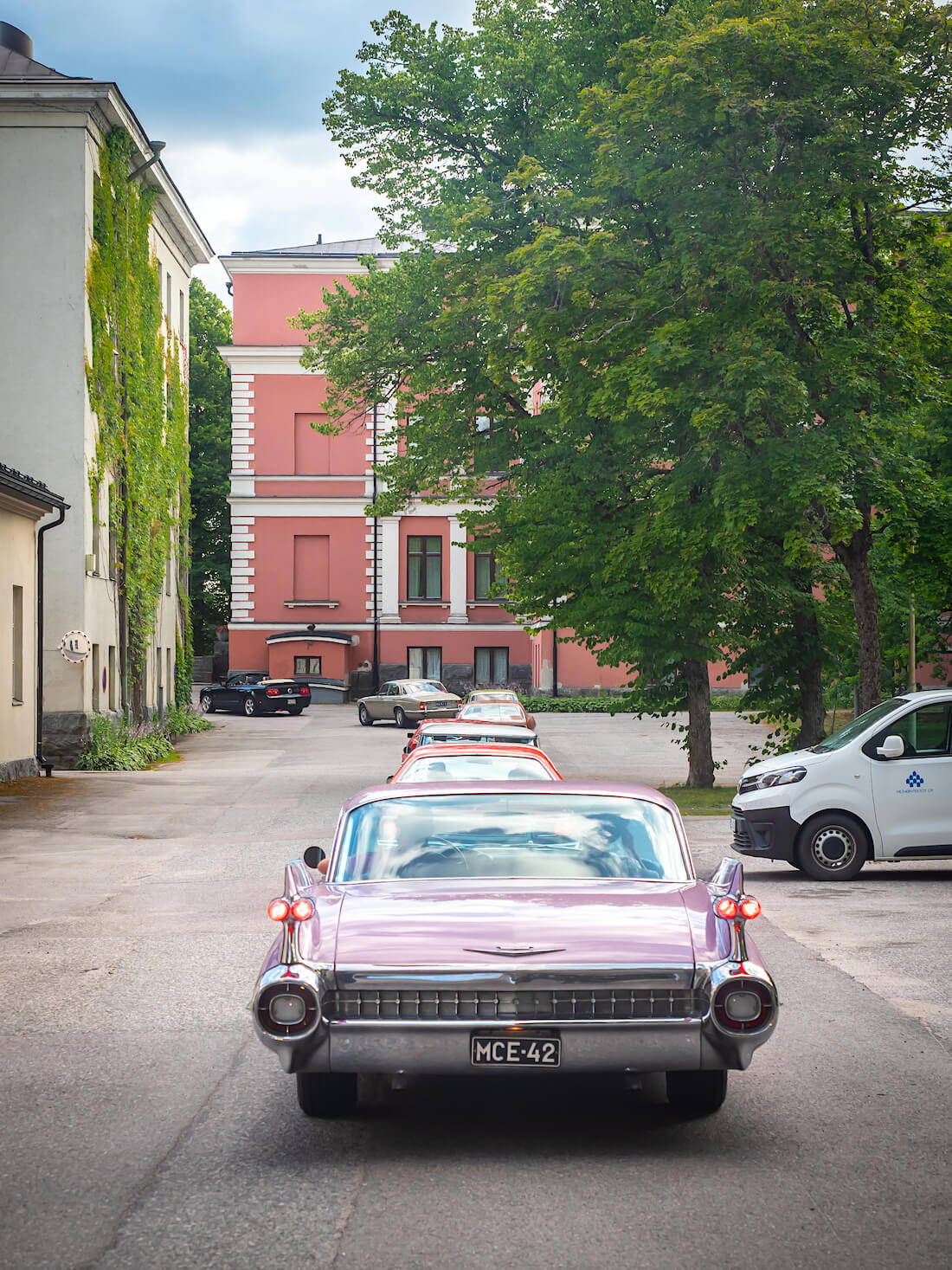 Saapuminen Kellokoskelle, edessä 1959 Cadillac