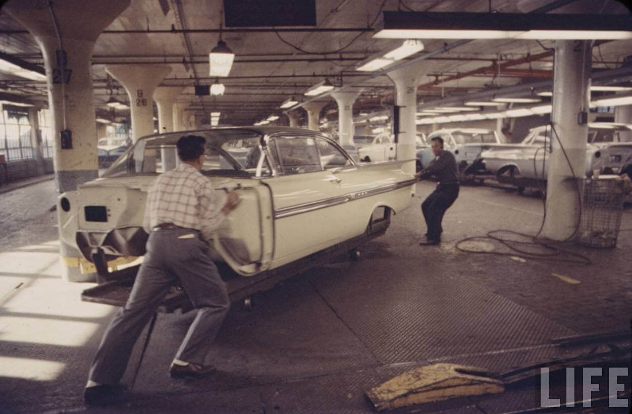 Auton siirto käsin tehtaan tuotantolinjalla 1959