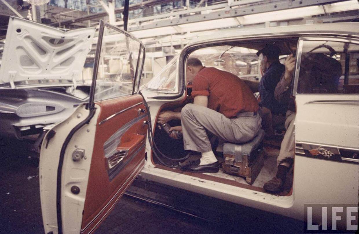 Sisustan kokoaminen Chevroletin 1959 tehtaalla Tarrytownissa