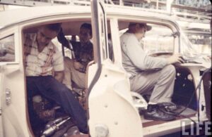 Kolme työntekijää 1959 Chevroletissa