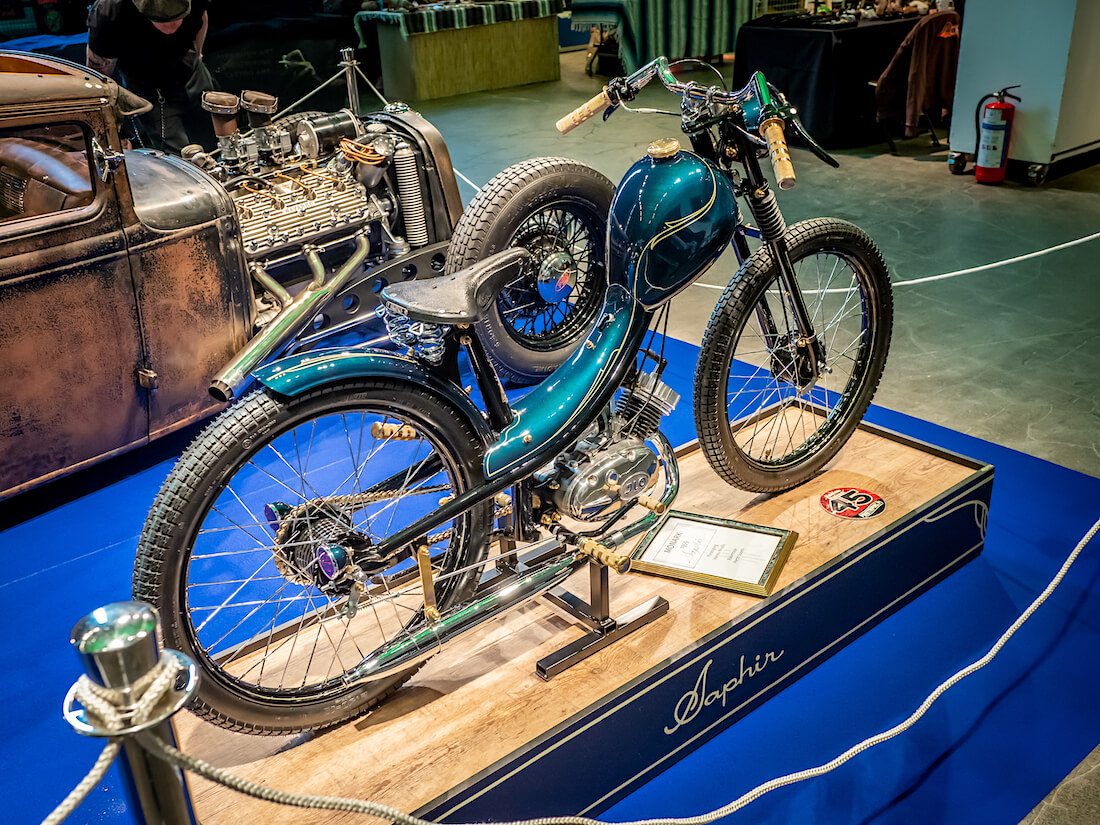 1959-Monark-Saphir-mopo-takaa-Kustom-Kulture-Show-2024-KaiLappalainen-CCBY40-WheelsFI 1959 Monark Saphir custom-mopo