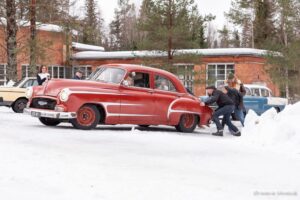 1950 Chevroletia työnnetään talvella