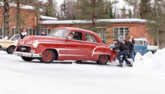 1950 Chevroletia työnnetään talvella