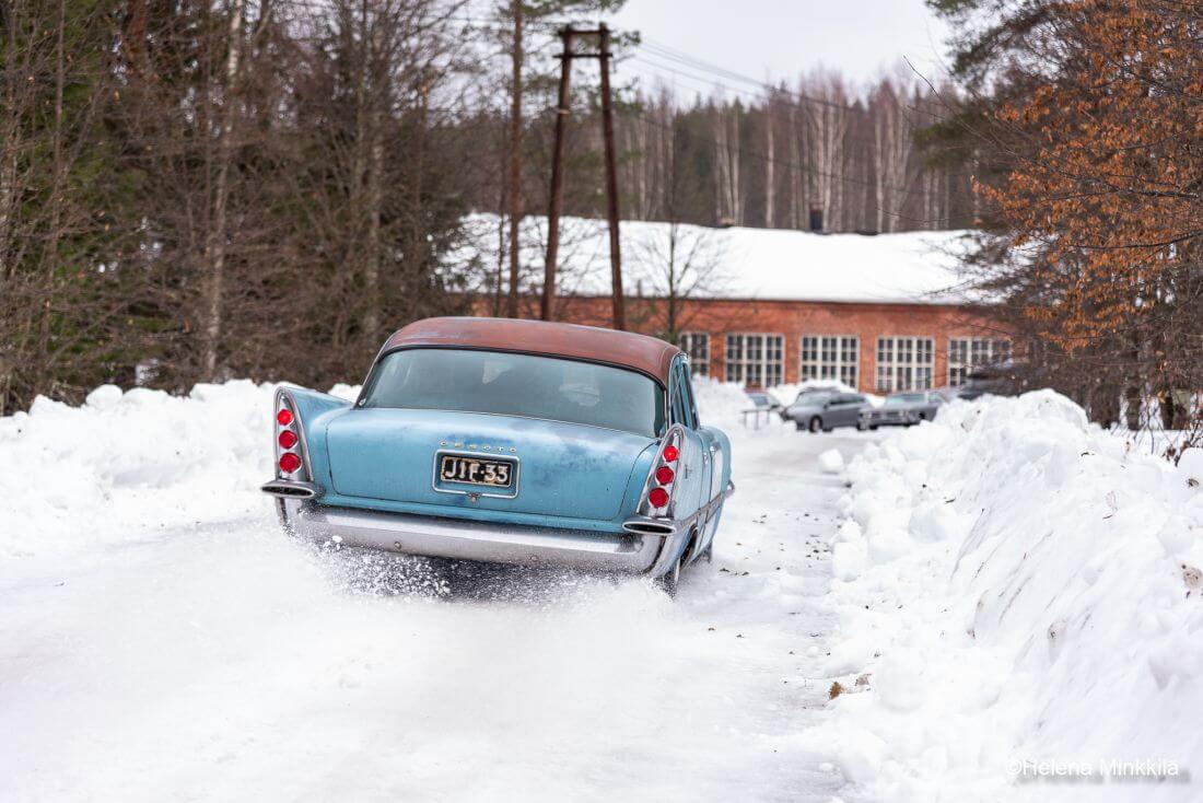 1957 DeSoto kaasuttaa lumisella tiellä