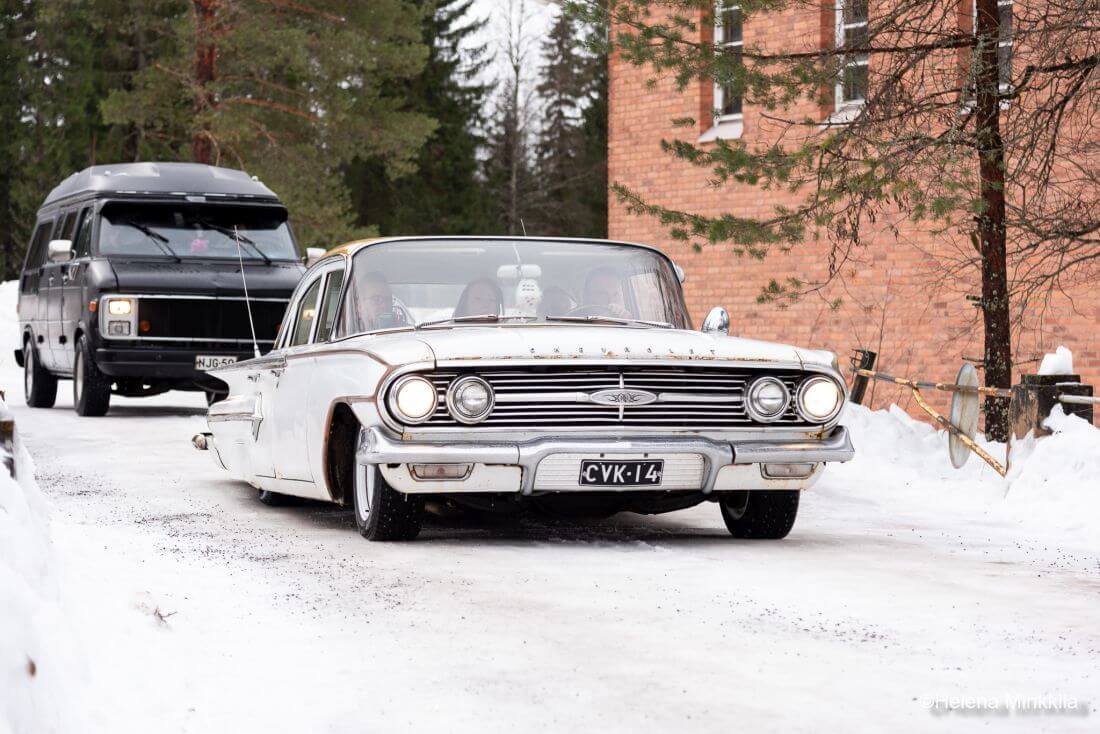 1960 Chevrolet Impala 4d sedan talvella