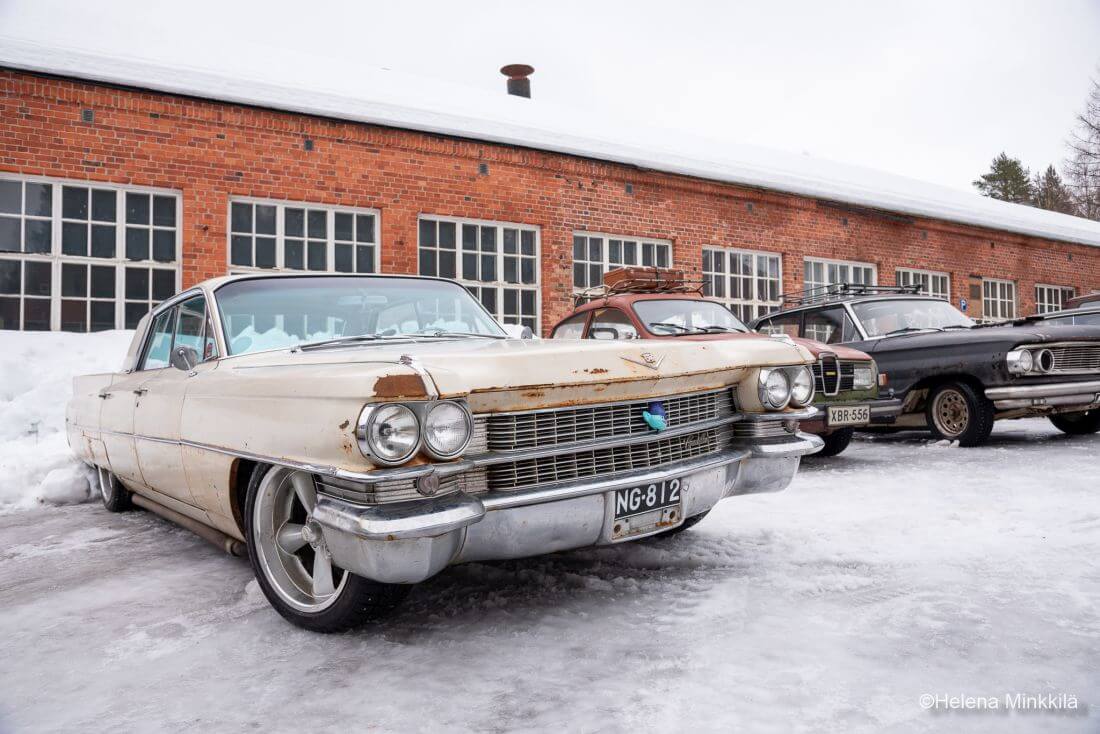 1963 Cadillac 4d parkkipaikalla talvella