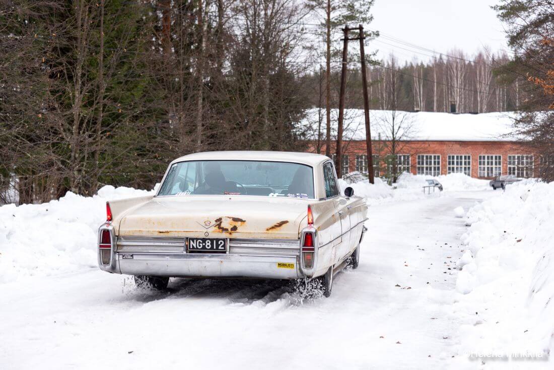 1963 Cadillac talvisella tiellä takaa