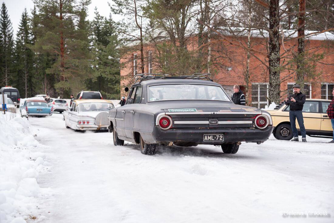 1965 Ford 4d sedan lumisella tiellä