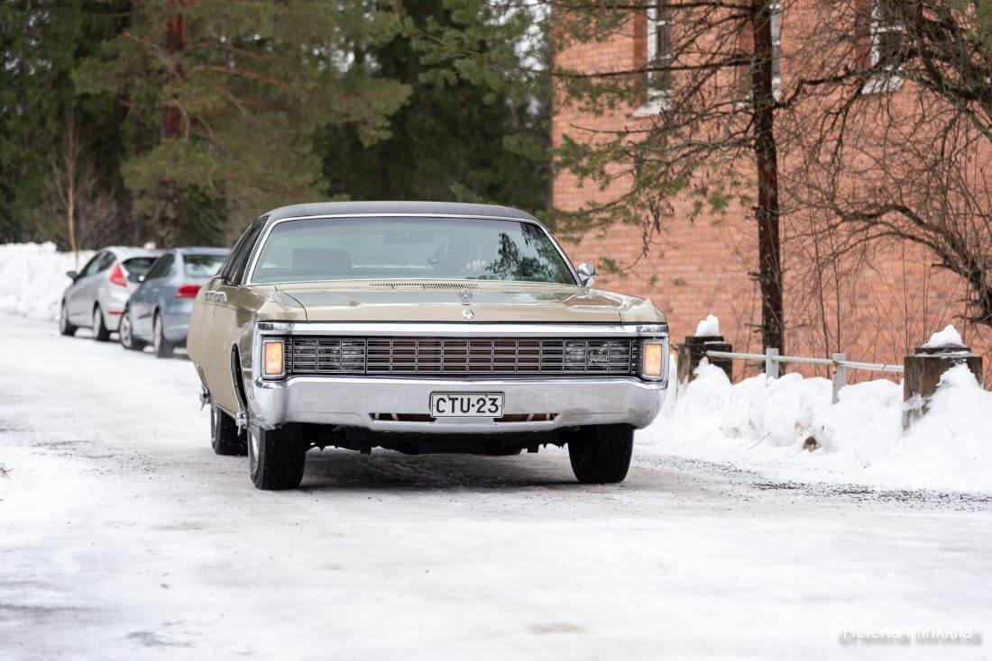 1970 Imperial LeBaron lumisella tiellä