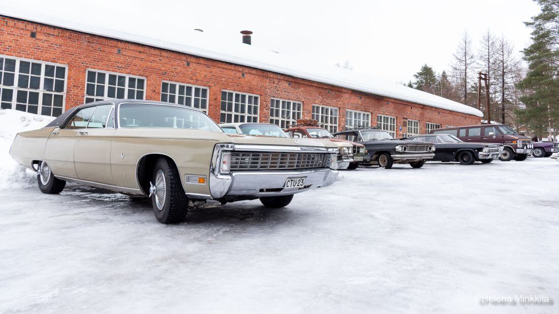 1970 Imperial LeBaron lumisella parkkipaikalla