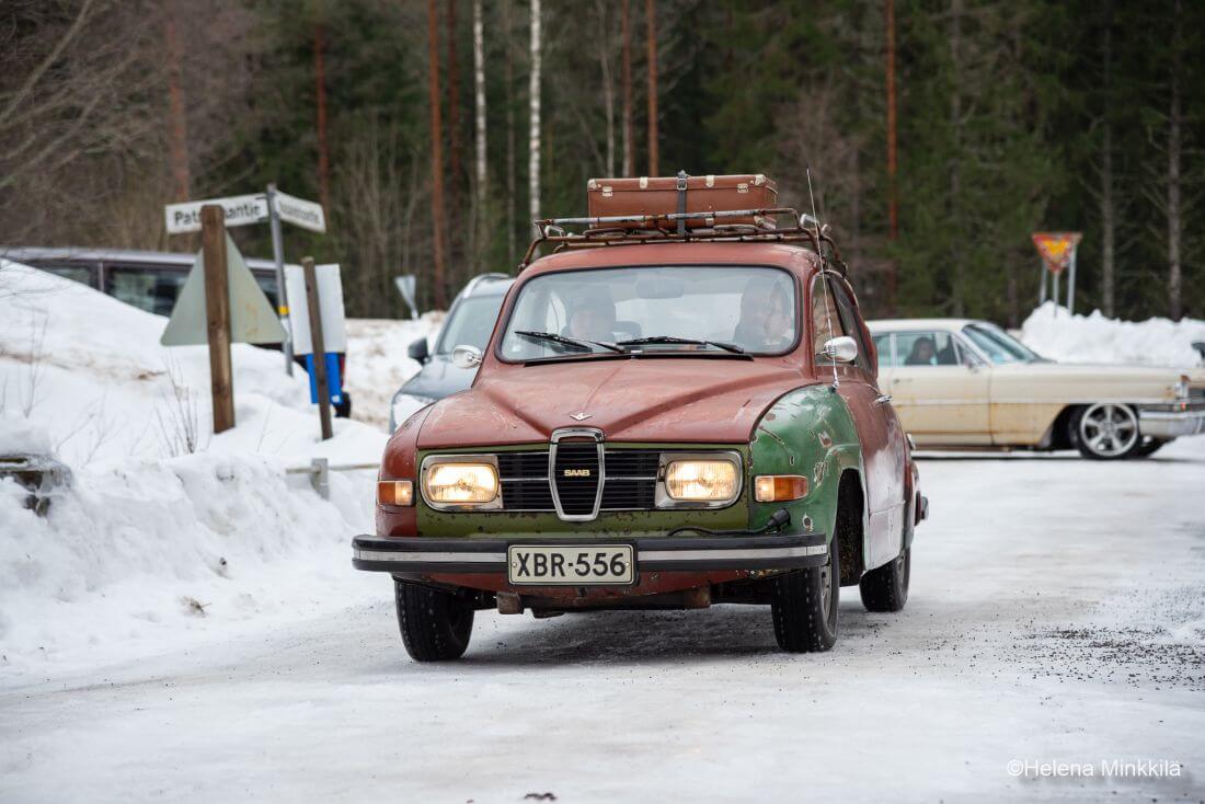 1976 Saab 96 talvimaisemassa