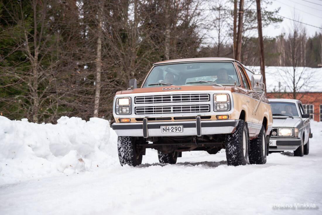 1980 Dodge Ramcharger AW100 5.9L nousee mäkeä