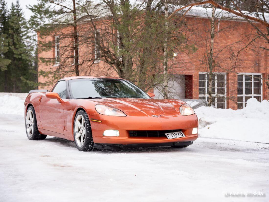 2008 Chevrolet Corvette lumisella tiellä