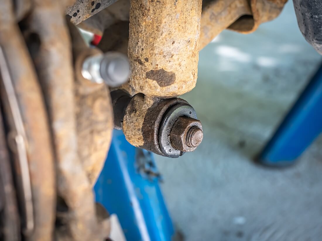 Volkswagen VW T4 iskunvaimentimen kiinnitysmutteri