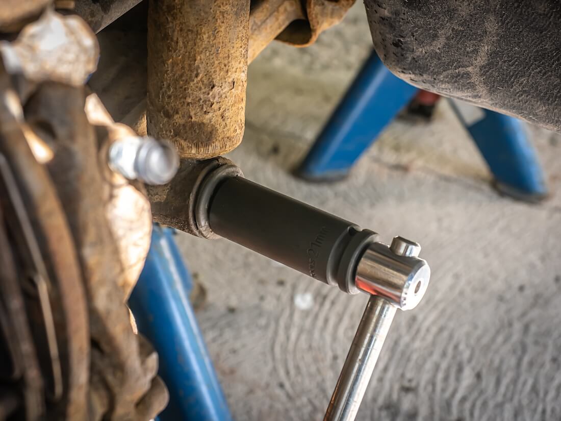 Volkswagen VW T4 iskunvaimentiminen alapään mutterin irrottaminen