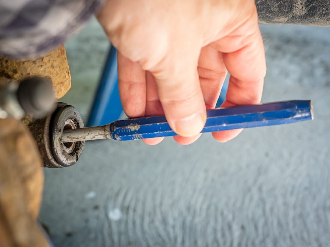 Volkswagen VW T4 iskunvaimentimen pultin irrottaminen