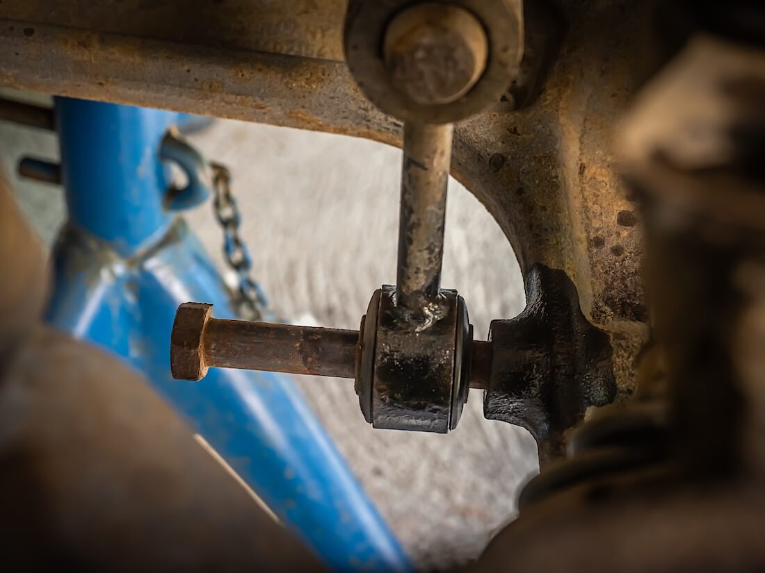 Volkswagen VW T4 koiranluun kiinnityspultin irrottaminen