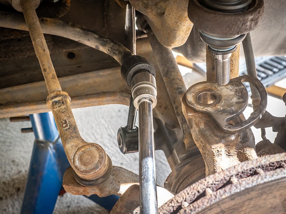 Volkswagen VW T4 koiranluun asentaminen kallistuksenvakaajaan