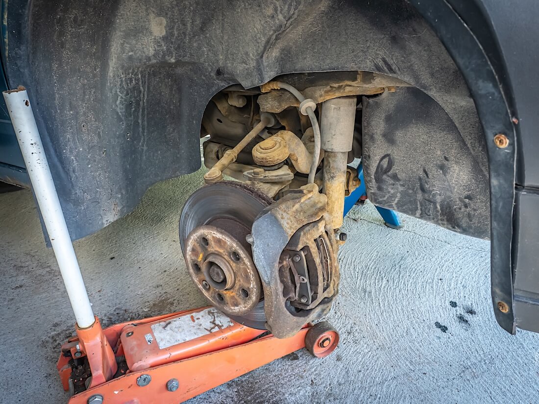 Volkswagen VW T4 pyörän tuennan nostaminen alatukivarresta