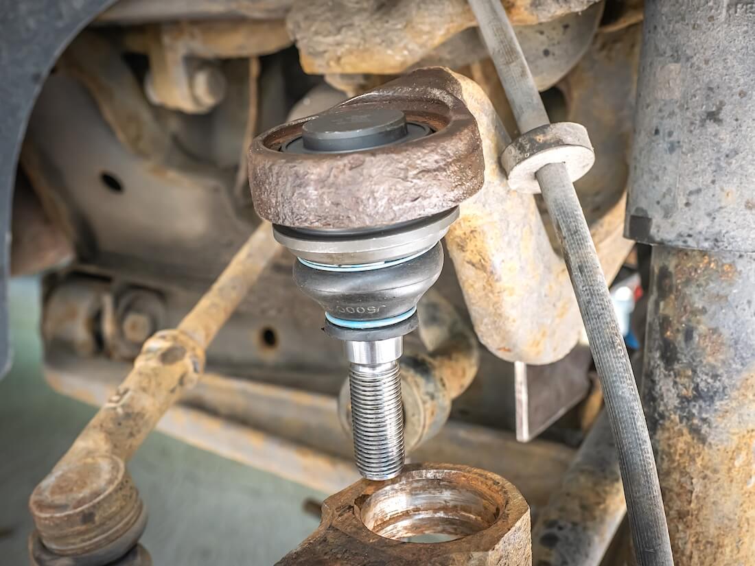 Volkswagen VW T4 uuden yläpallonivelen asentaminen tukivarteen