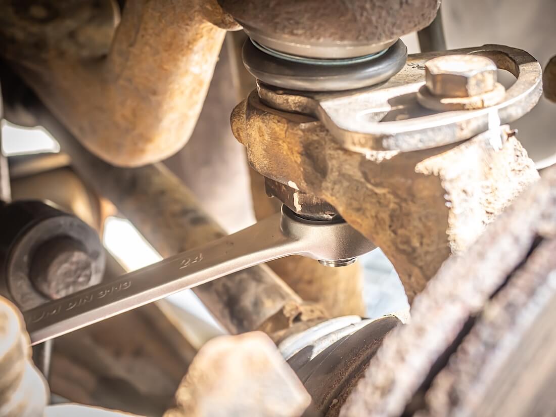 Volkswagen VW T4 yläpallonivelen kiinnitysmutterin irrottaminen