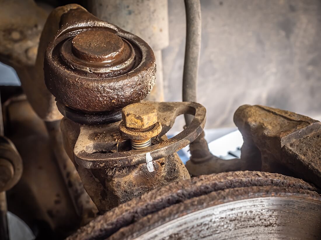 Volkswagen VW T4 yläpallonivelen säätölevyn kiinnityspultin irrottaminen