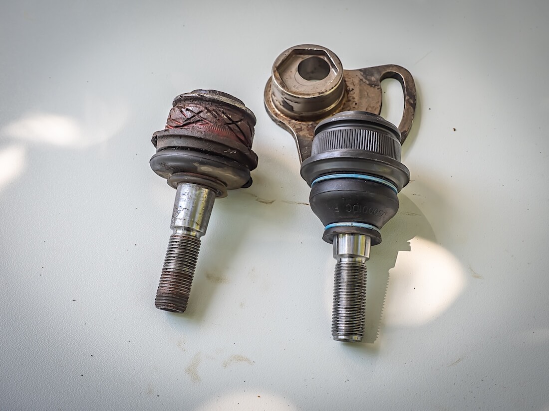 Volkswagen VW T4 vanha ja uusi yläpallonivel vierekkäin