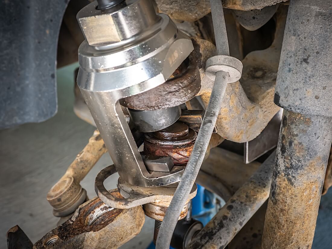 Volkswagen VW T4 yläpallonivel irrotettuna tukivarresta