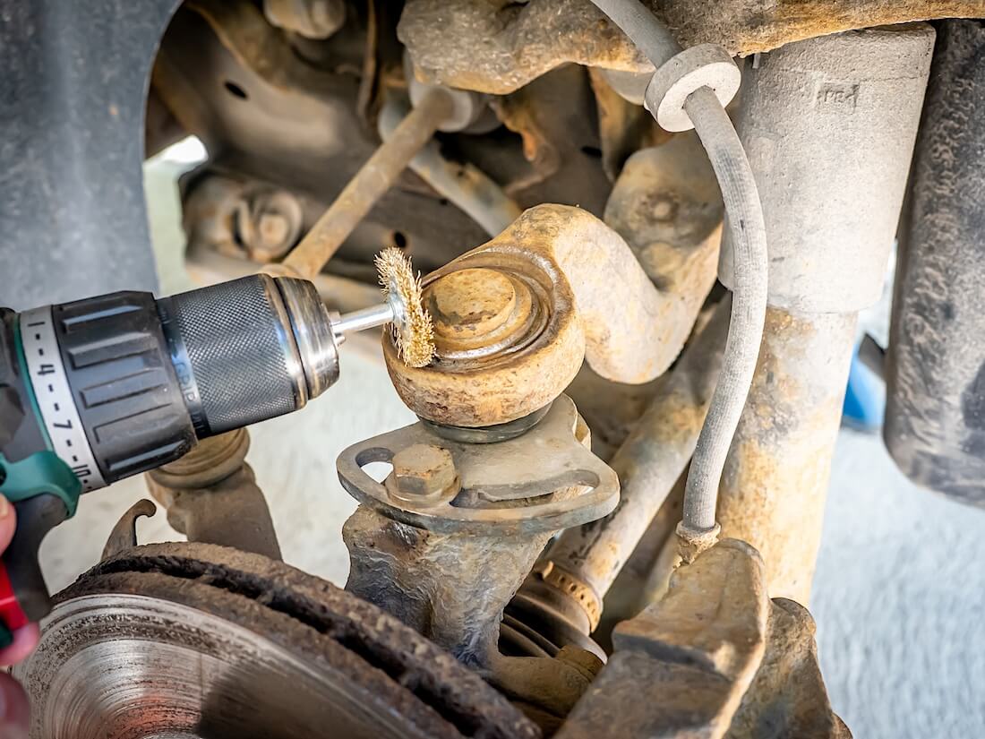 Volkswagen VW T4 yläpallonivelen lukitusuran puhdistaminen ruosteesta
