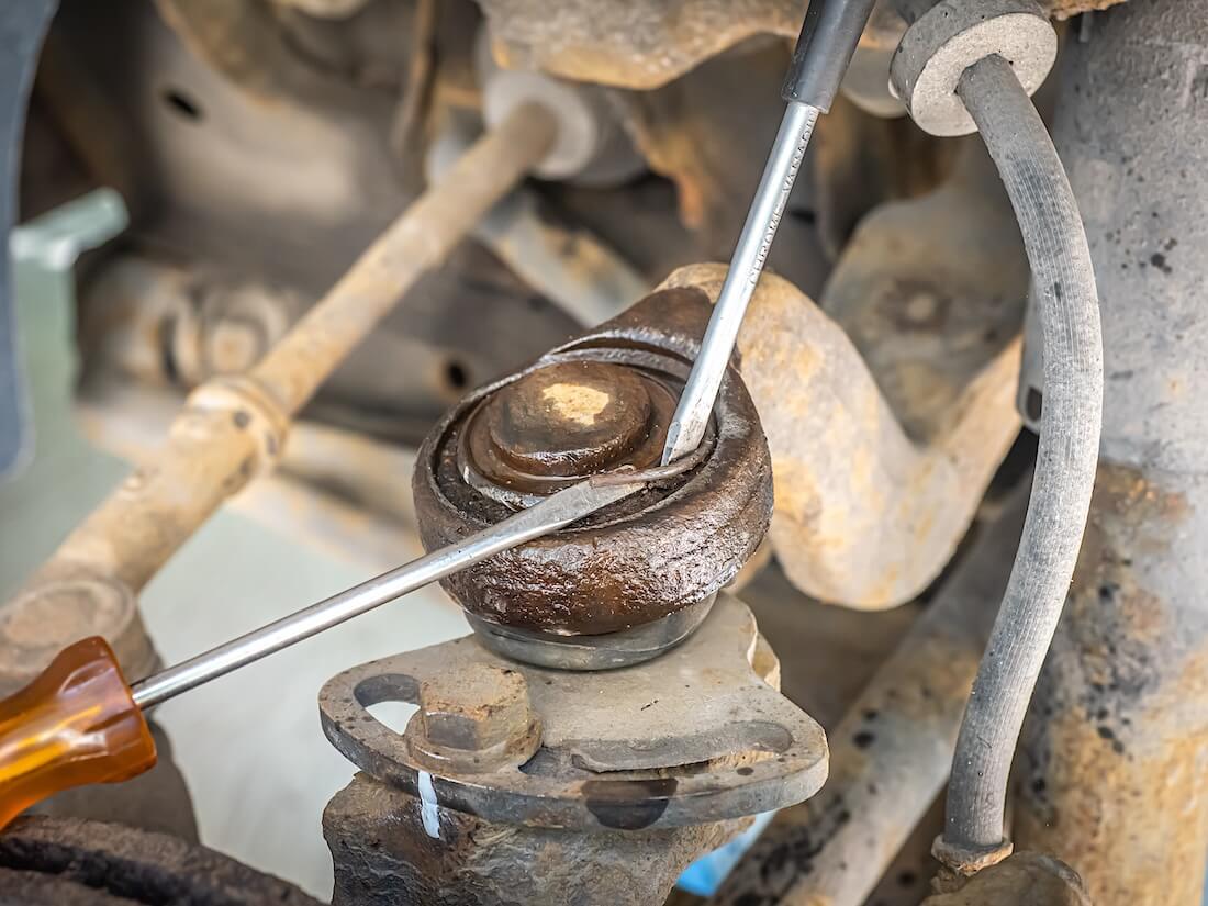 Volkswagen VW T4 yläpallonivelen lukkorenkaan irrottaminen